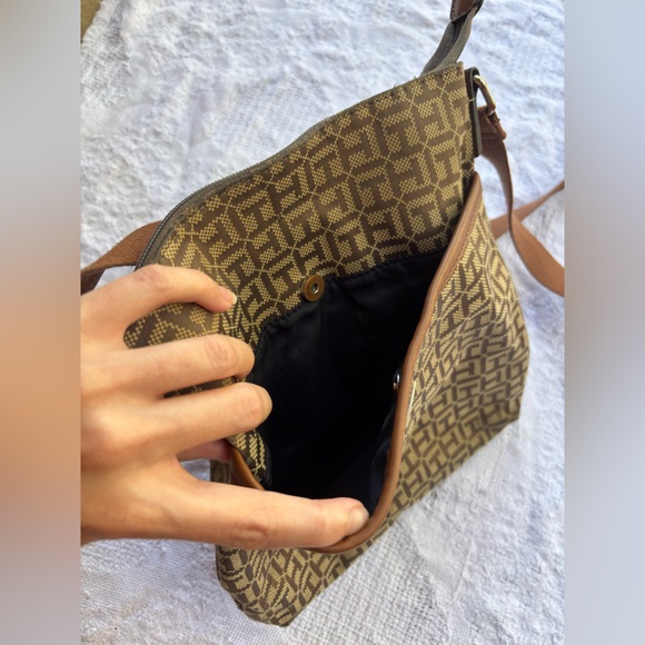 Tommy Hilfiger Crossbody Purse - Picture 5 of 12